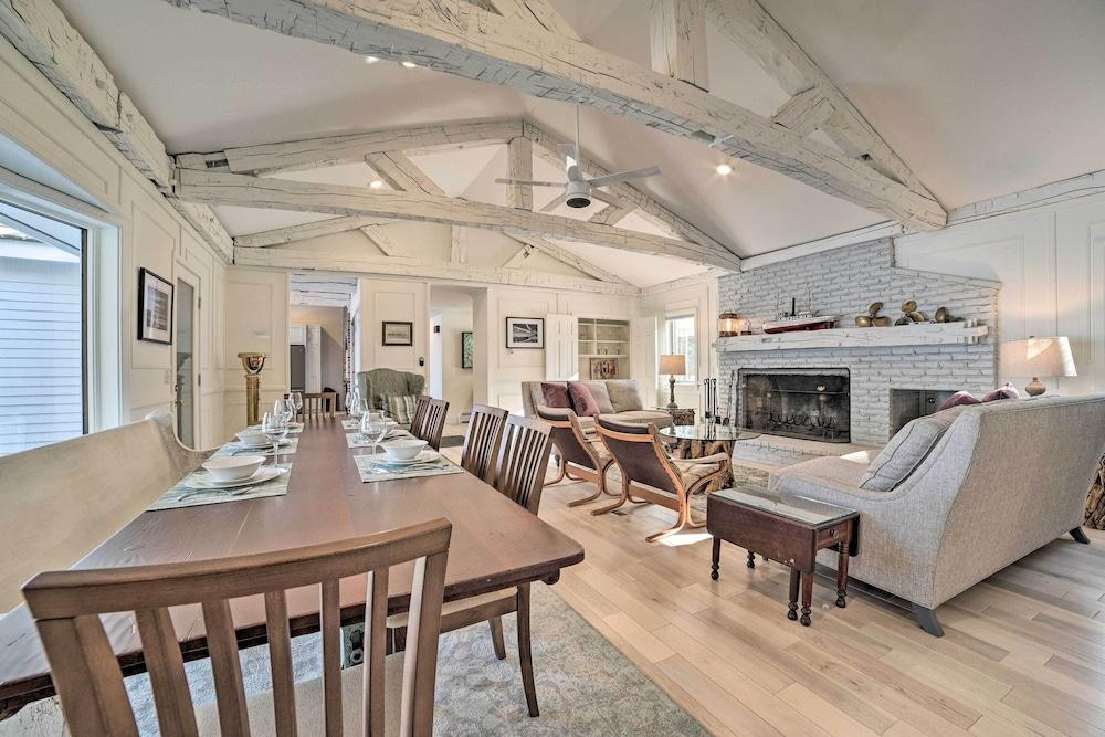 2 Living Areas, Tennis! Waterfront Suttons Bay Gem