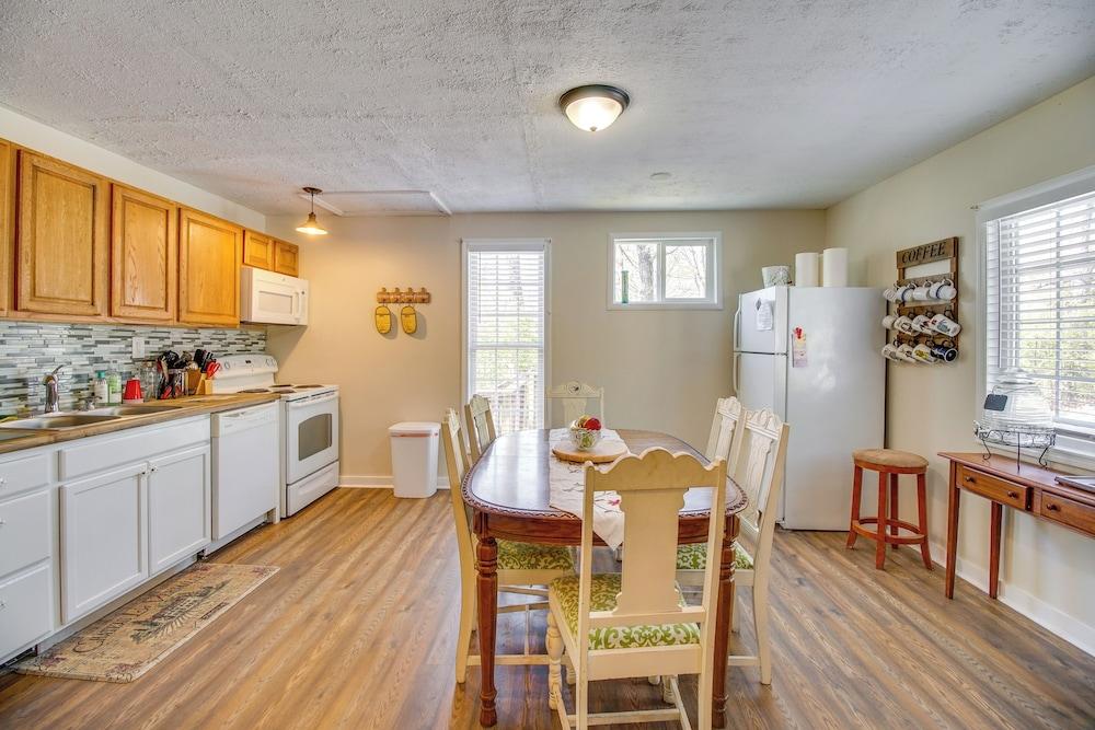 Homey Luray Cabin w/ Fire Pit & Deck!