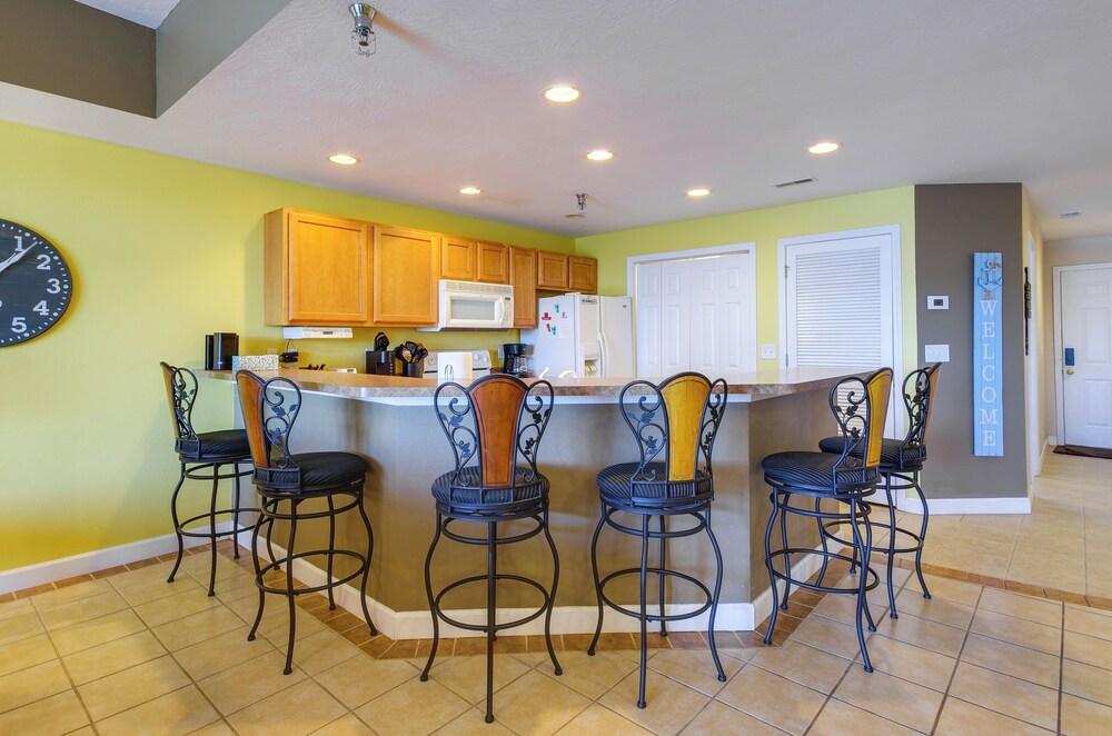 Lakefront Osage Beach Condo: Balcony & Pool Access