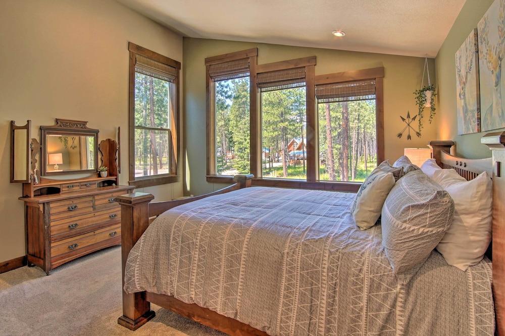 Modern-rustic Ronald Getaway: Hot Tub, Grill!