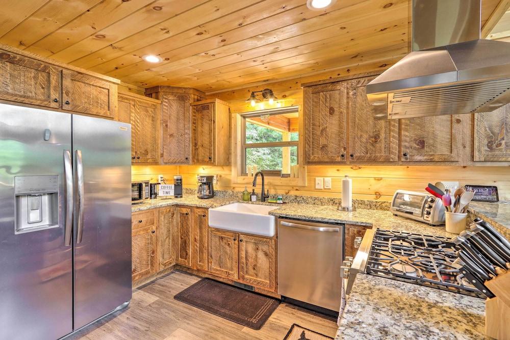 Murphy Mtn Retreat: Wraparound Deck & Hot Tub