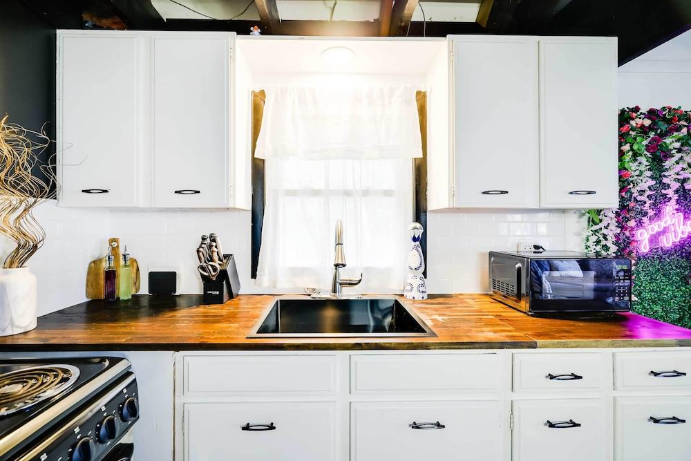 Pet-friendly Cabin w/ Hot Tub in Pocono Lake!