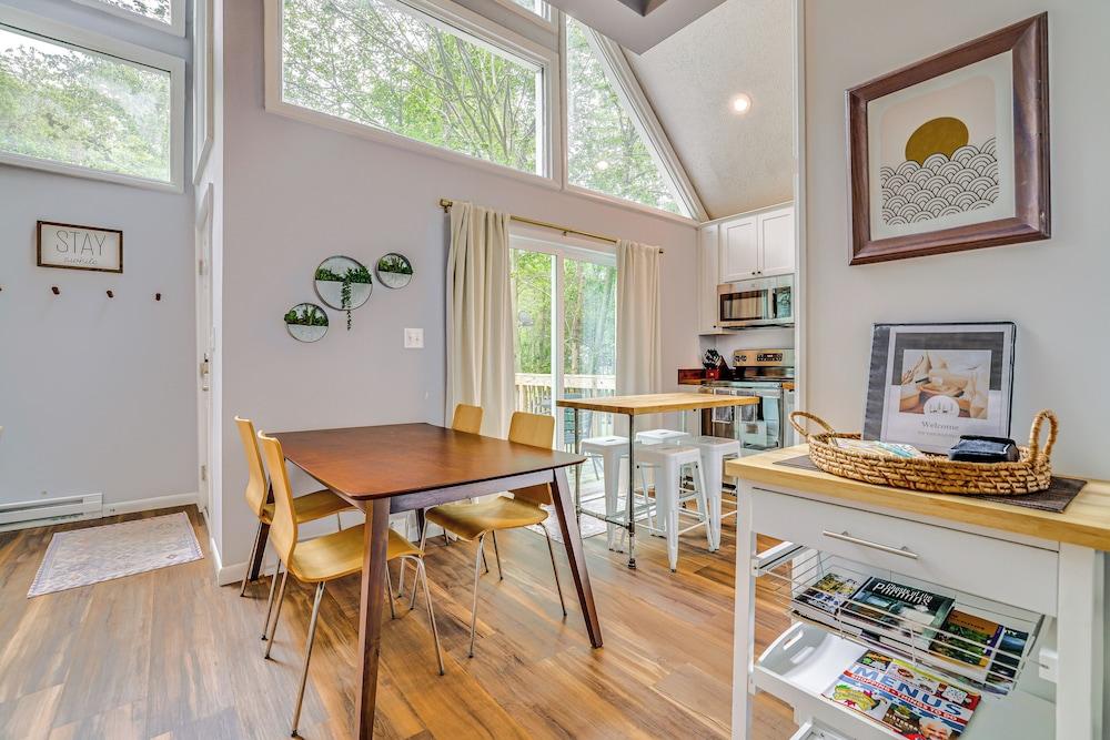 15 Mi to Ski Resort: Home w/ Fire Pit in Tobyhanna