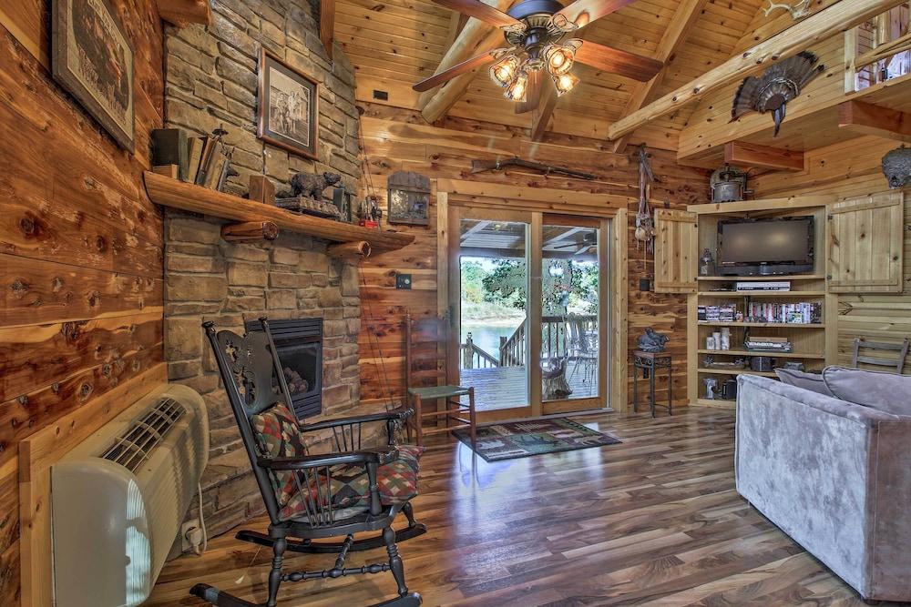 Hot Tub & Fireplace! Macks Creek Cabin on 30 Acres