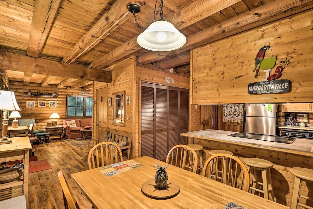 Serene Brevard Cabin ~ 7 Miles to State Forest!