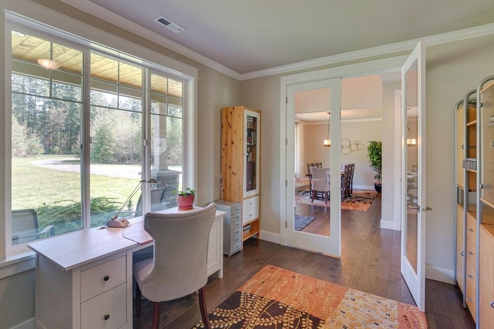 Spacious Carnation Home w/ Grill & Large Yard