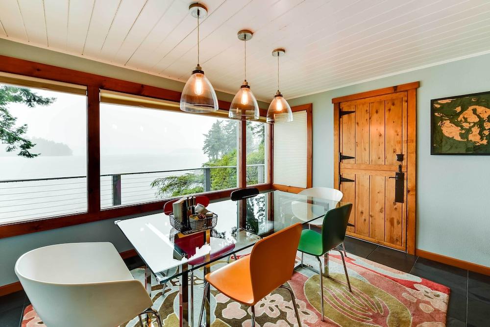 'the Nest' Gorgeous Waterfront La Conner Getaway!