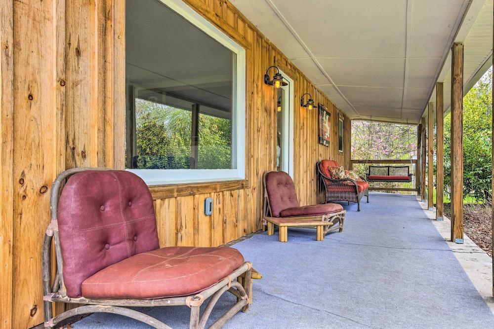Amenity-packed Nebo Oasis w/ Deck & Mtn Views