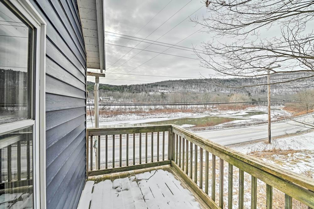 Chic Prattsville Studio w/ Private Hot Tub!