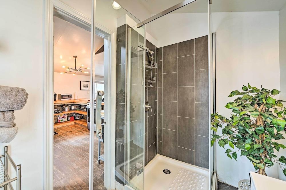 Chic Prattsville Studio w/ Private Hot Tub!