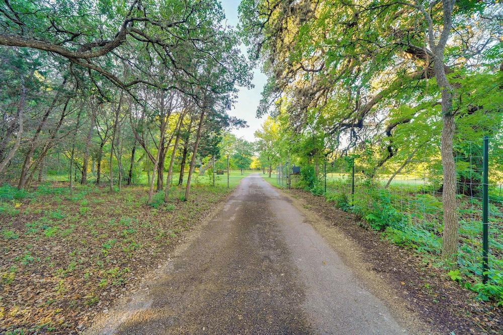 Peaceful Helotes Cabin: Fire Pit, 9 Mi to Old Town