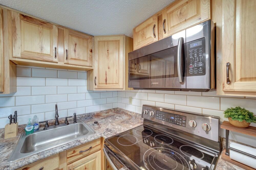 Cozy Sevierville Condo: Balcony, Pool Access