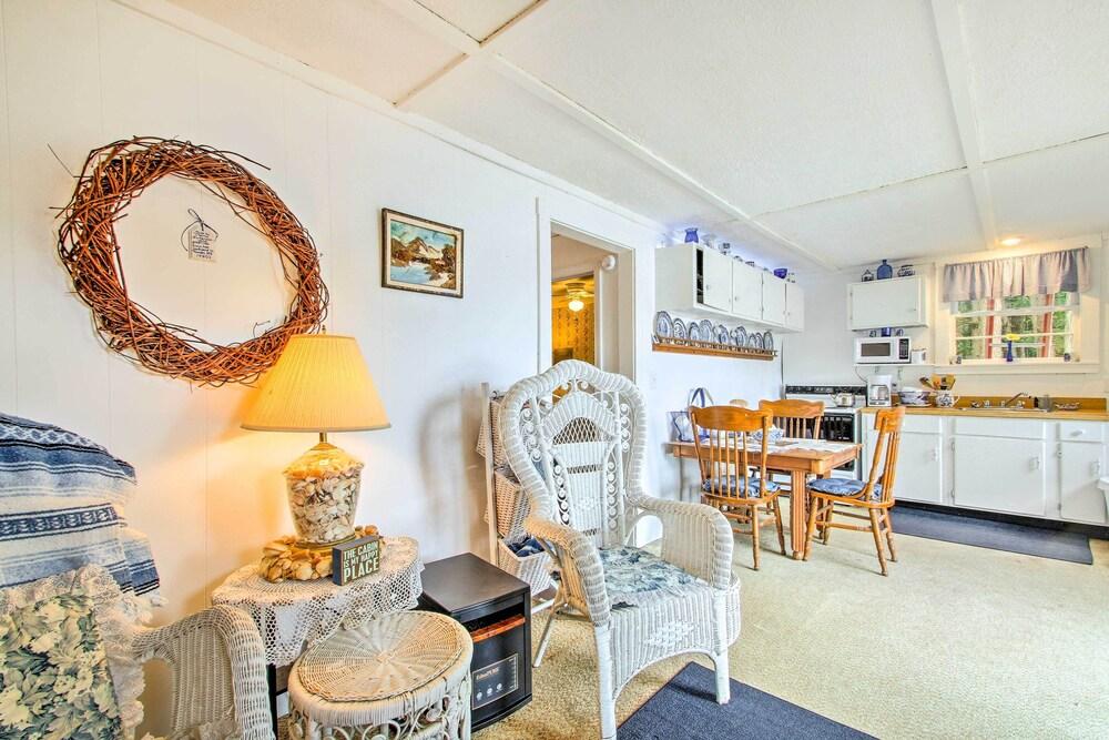 Hartford Cottage w/ Private Beach on Bear Pond!