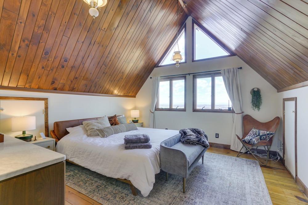 Front Royal Hilltop Cabin w/ Panoramic Views!