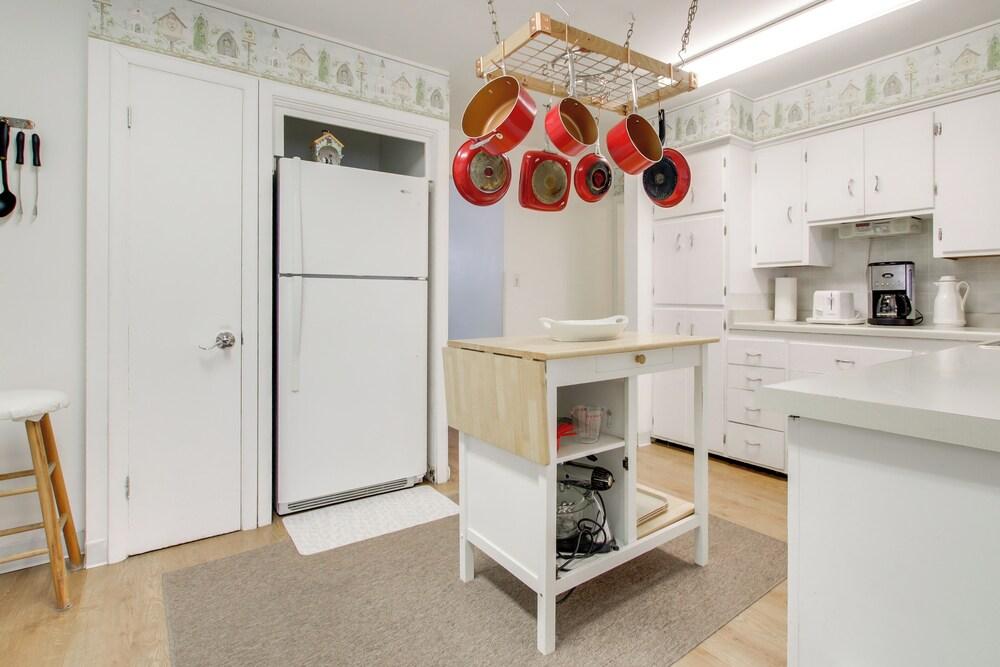 Neenah Home w/ Deck: Near Lake Winnebago