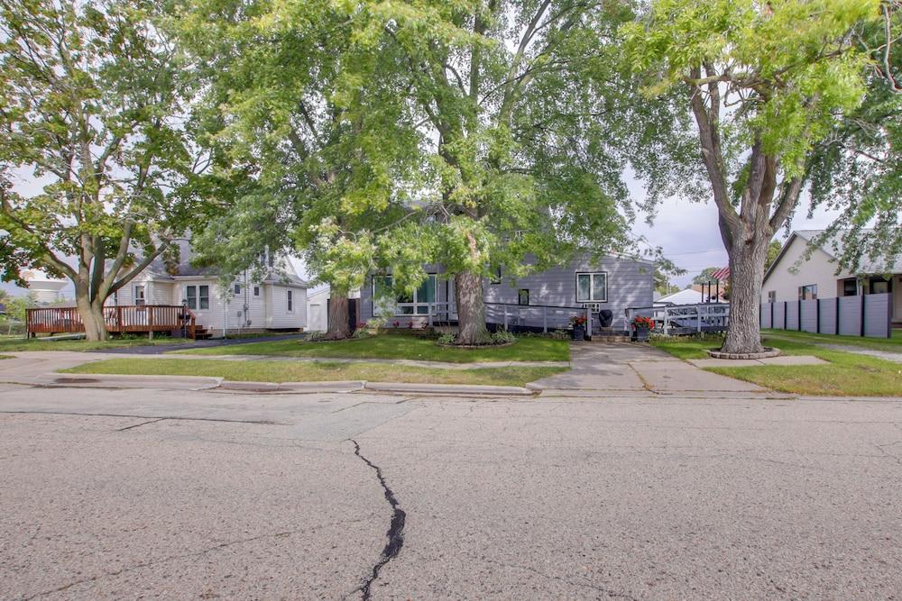Neenah Home w/ Deck: Near Lake Winnebago