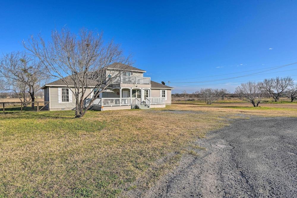 Peaceful Atascosa Home w/ Balcony & Deck!