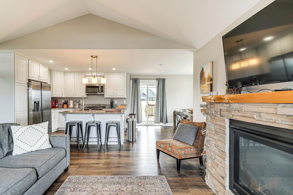 Modern Ocean Shores Home, 2 Mi to Beach!