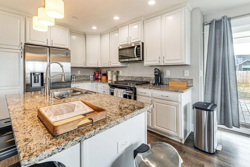 Modern Ocean Shores Home, 2 Mi to Beach!