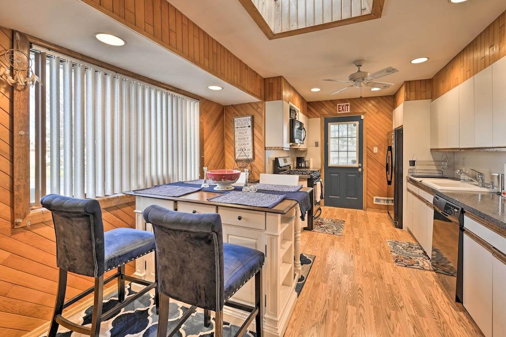 Quiet Commack Cottage w/ Pool, 8 Mi to Beach!