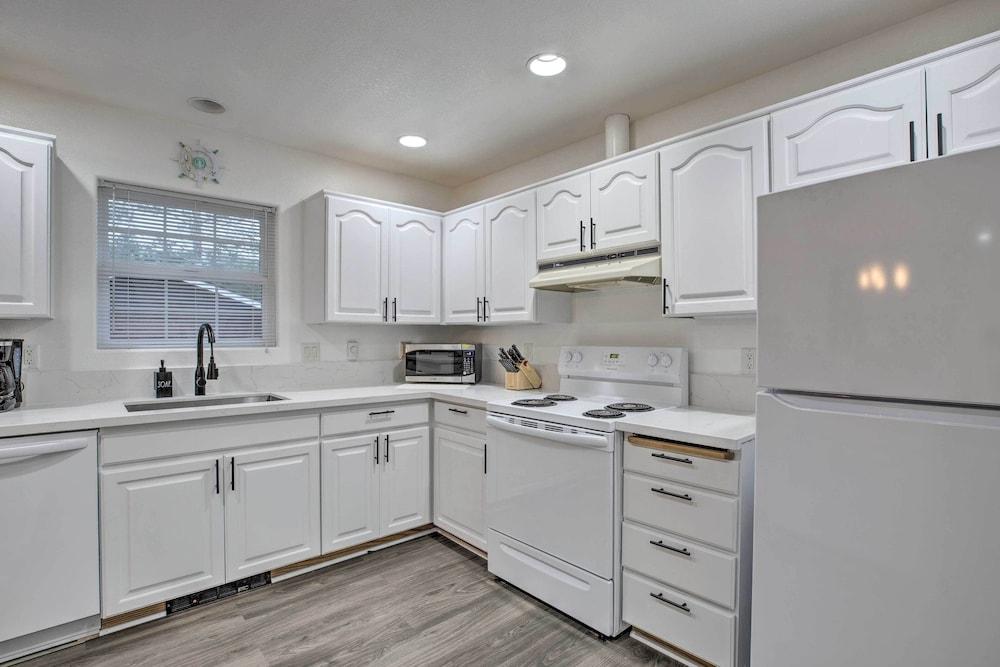 Pet-friendly PNW Home, 1 Mi to Rockaway Beach