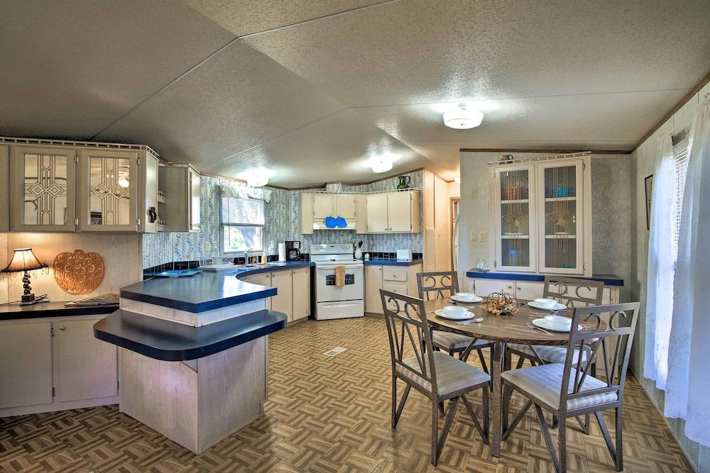 Quiet Utopia Cabin w/ Deck & Mountain Views!