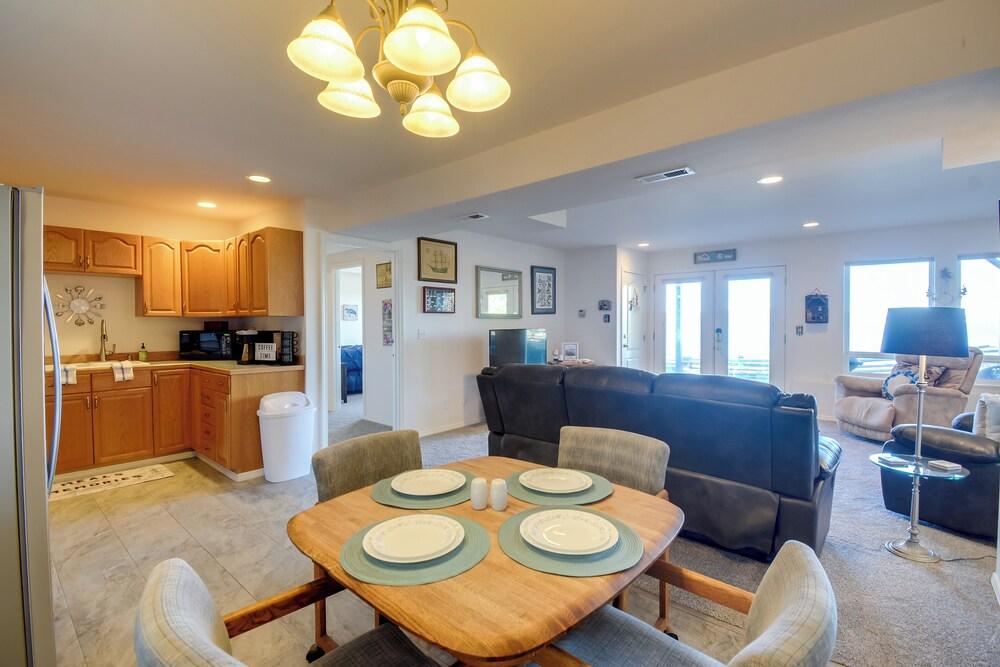 Waterfront PNW Escape w/ Deck & Beach Access!