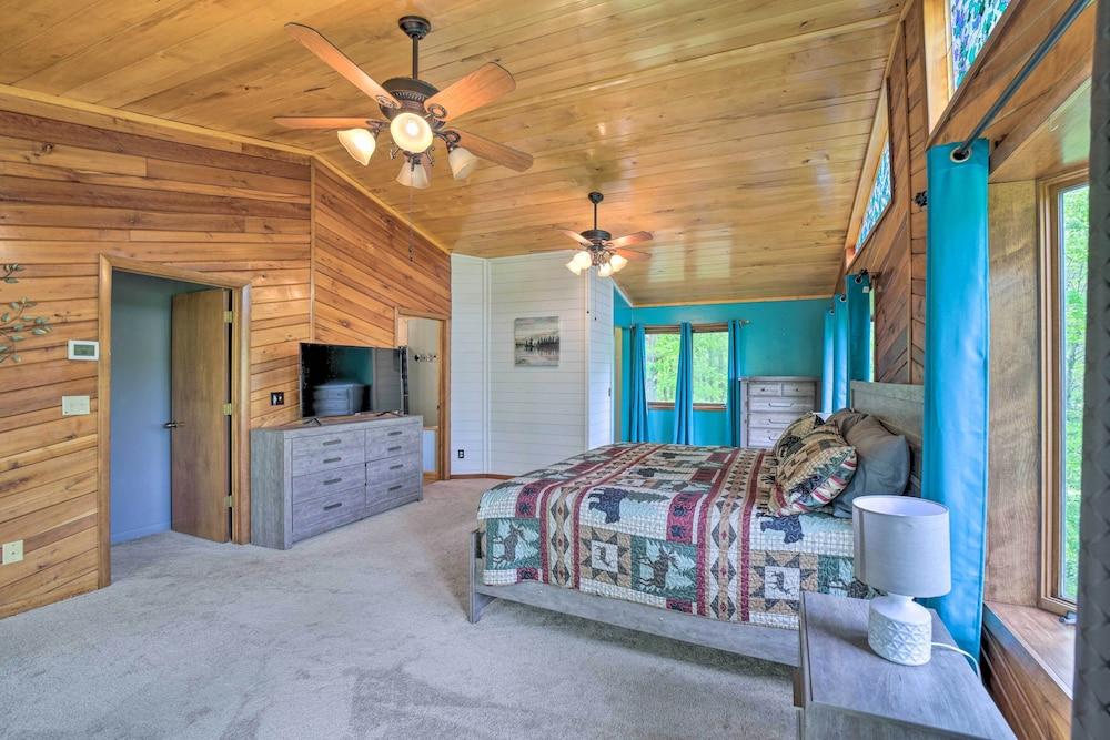 Secluded, Mountaintop Getaway w/ Fire Pit!