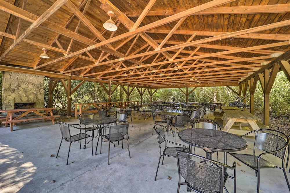 In Golf Community w/ Pool Access: Newland Cabin