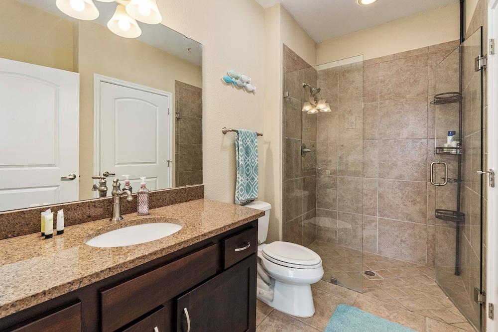 Lakefront Corsicana Condo: Pool & Private Balcony!