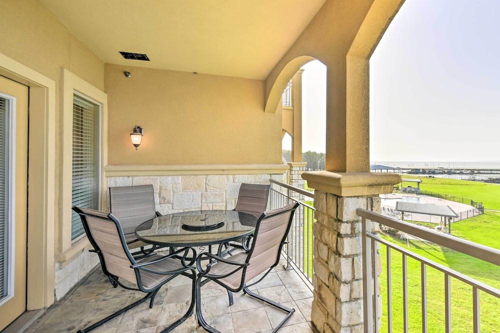 Lakefront Corsicana Condo: Pool & Private Balcony!