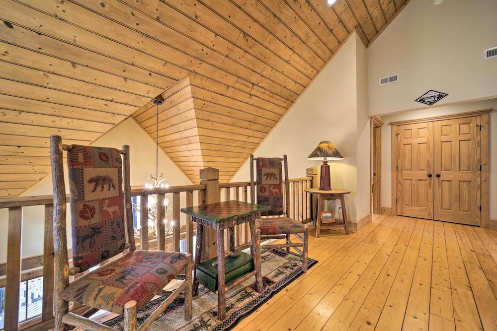 Hot Tub + Pool Table: Cozy Franklin Cabin!