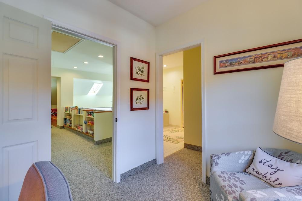 Game Room & Bbq: Waterfront Lake Harmony Condo!