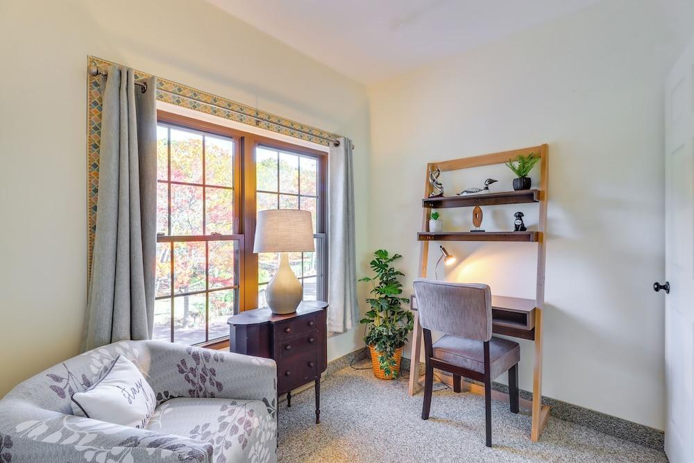 Game Room & Bbq: Waterfront Lake Harmony Condo!