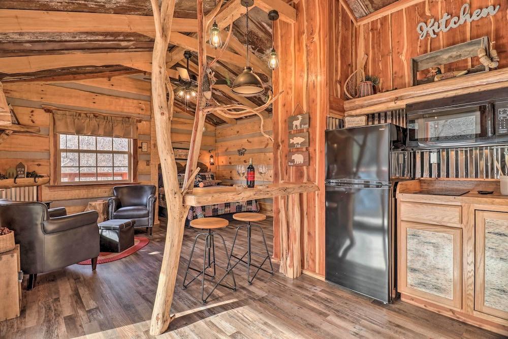 Hand-crafted Creekside Treehouse With Grill!