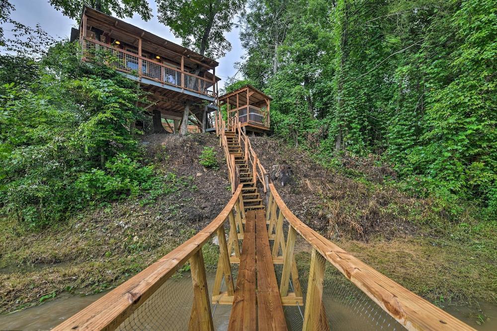 Hand-crafted Creekside Treehouse With Grill!