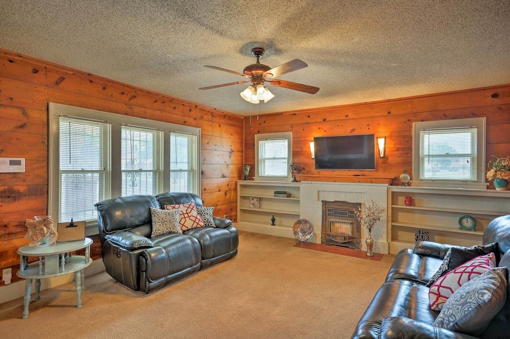 Inviting Lubbock Home > 1 Mi to Downtown