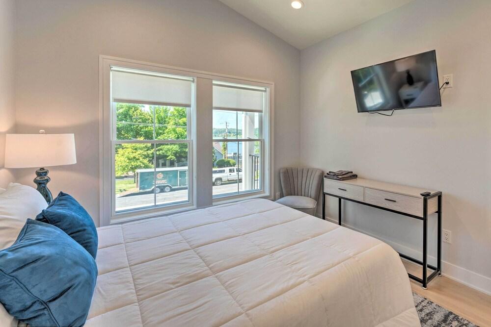 Fantastic House: Balcony, Steps to Lake Como!