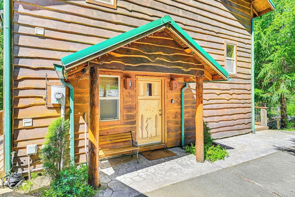 'grizzly Tower' Packwood Cabin w/ Hot Tub!
