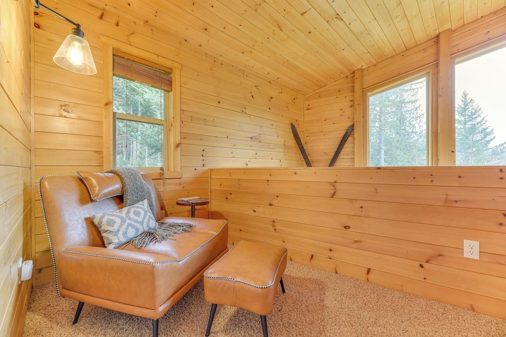 'grizzly Tower' Packwood Cabin w/ Hot Tub!