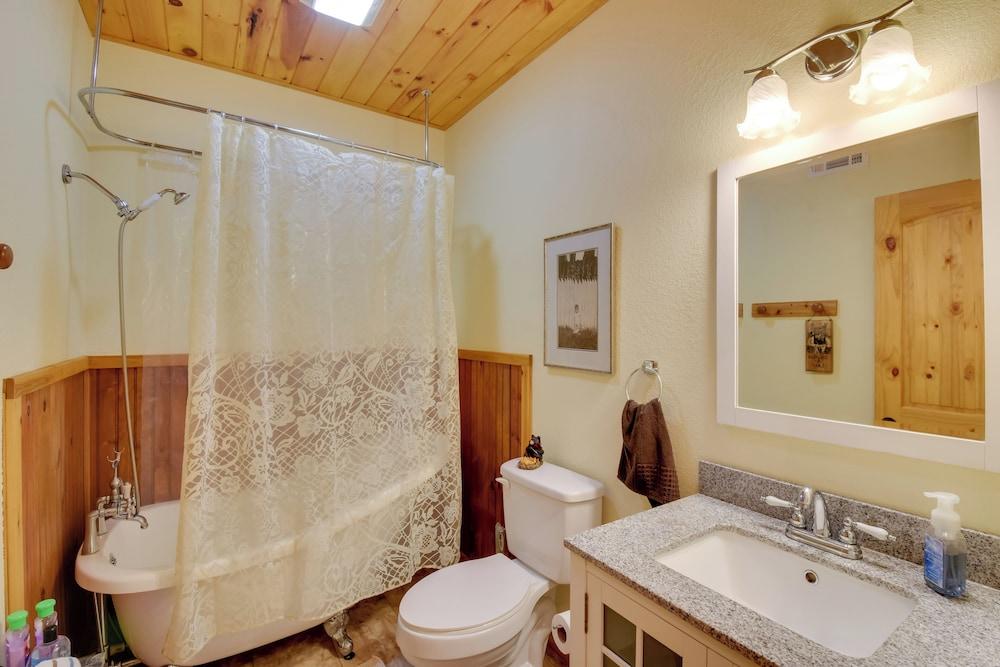 Idyllic Murphy Hideaway w/ Multi-level Deck!