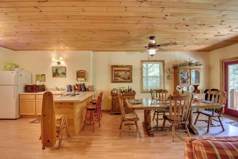 Idyllic Murphy Hideaway w/ Multi-level Deck!