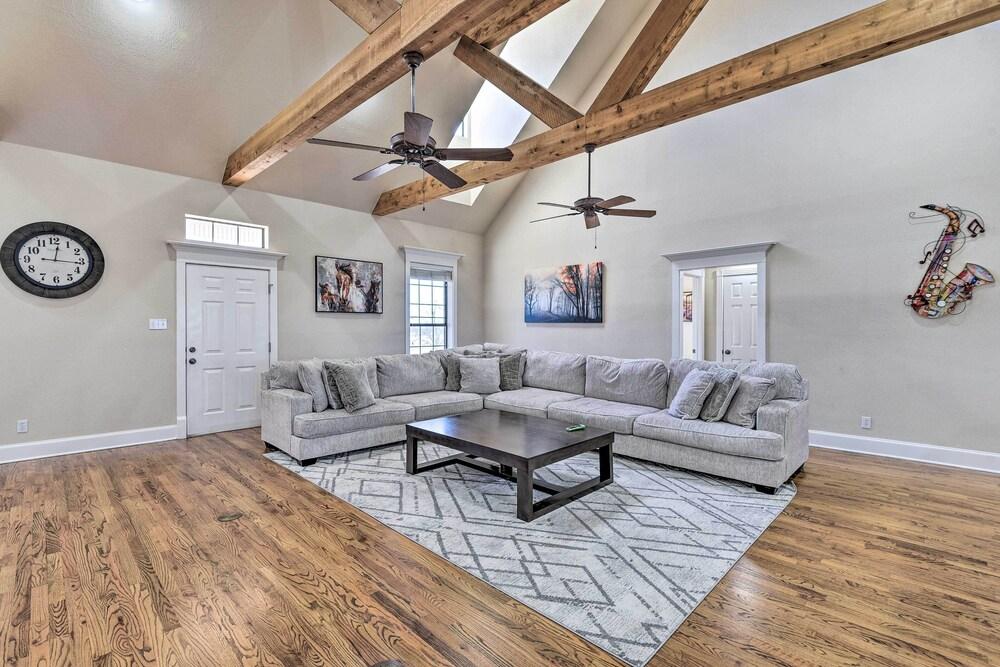 8 Mi to White Rock Lake: Spacious Krum Home