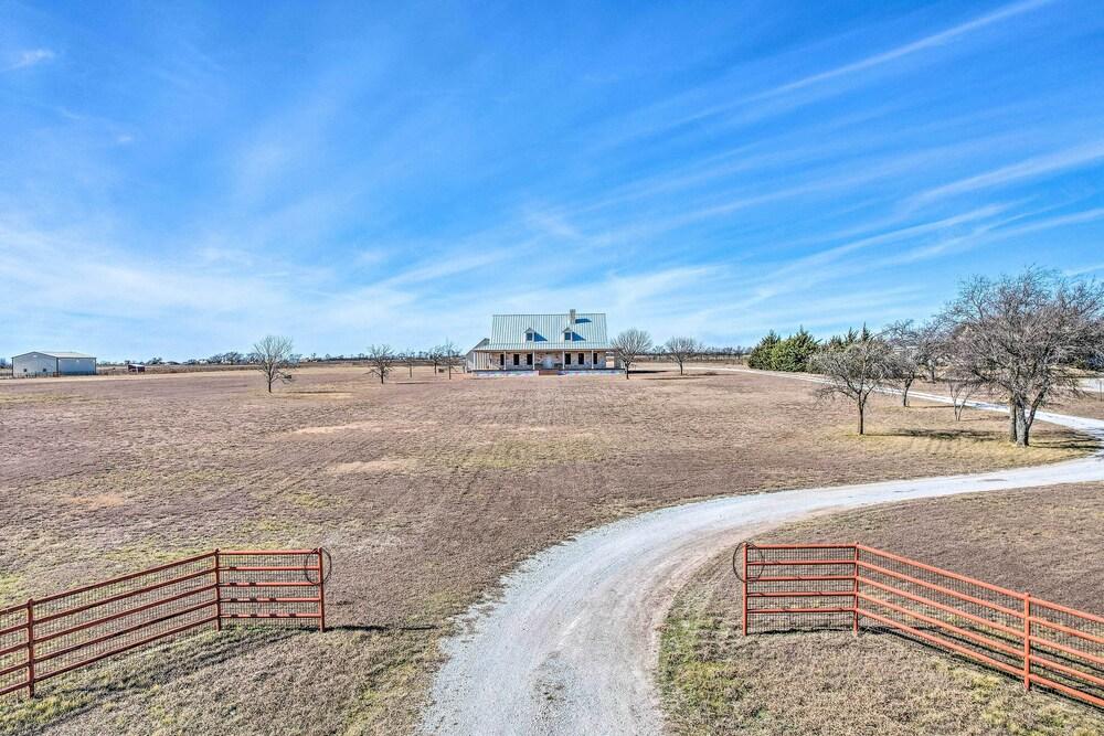 8 Mi to White Rock Lake: Spacious Krum Home