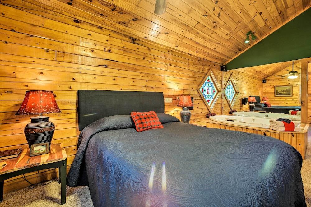 Secluded Studio w/ Deck ~ 8 Miles to Beaver Lake!