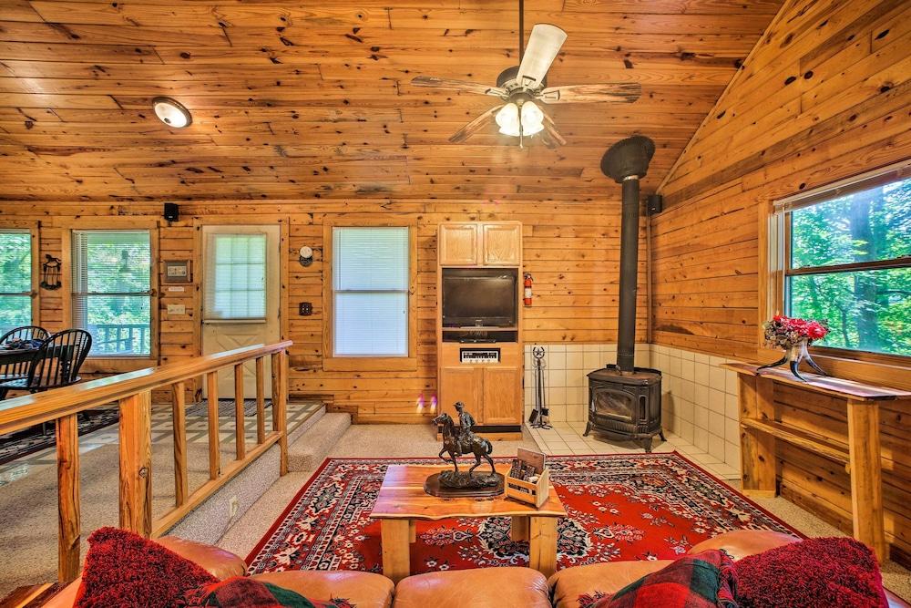 Secluded Studio w/ Deck ~ 8 Miles to Beaver Lake!