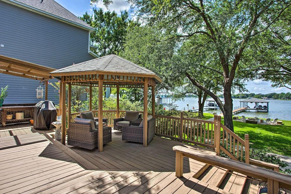 Remodeled Cedar Creek Lake Retreat w/ Fire Pit!