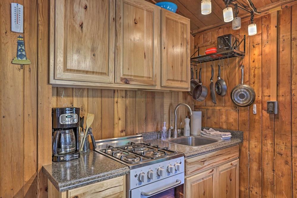 Charming Suttons Bay Cottage w/ Shared Waterfront!