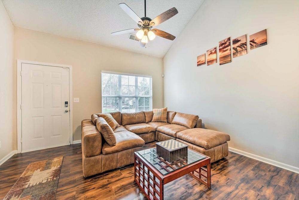 Chic Charlotte Townhome w/ Community Pool