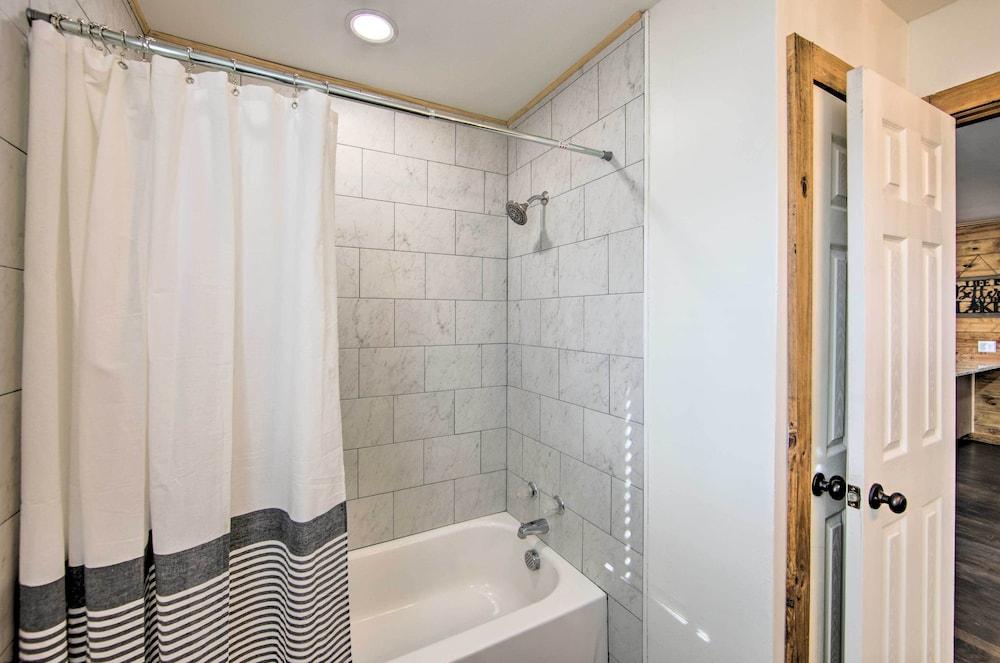 Lakefront Daingerfield Retreat w/ Shared Dock!